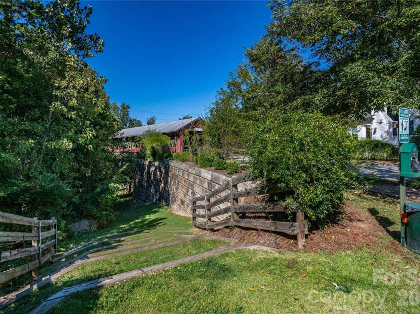 21816 Chapel Way, Cornelius, NC 28031.  MLS# CAR4400108, YatesRealty ID 37244. Walking trails, neighborhood pool, green spaces, small dog park, neighborhood actiivities.