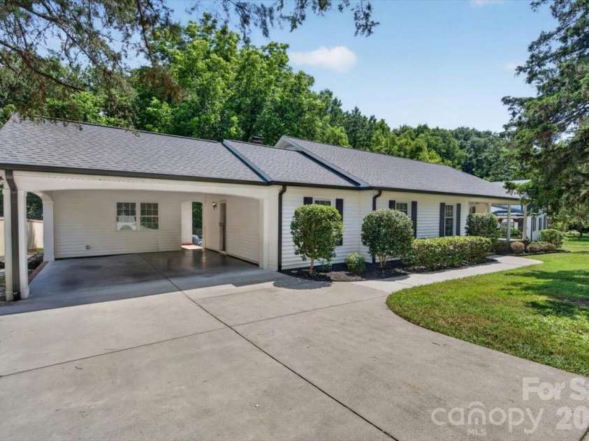 4124 Bridgewood Lane, Charlotte, NC 28226.  MLS# CAR4399322, YatesRealty ID 37252. 