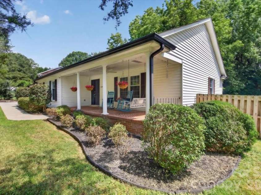 4124 Bridgewood Lane, Charlotte, NC 28226.  MLS# CAR4399322, YatesRealty ID 37252. 