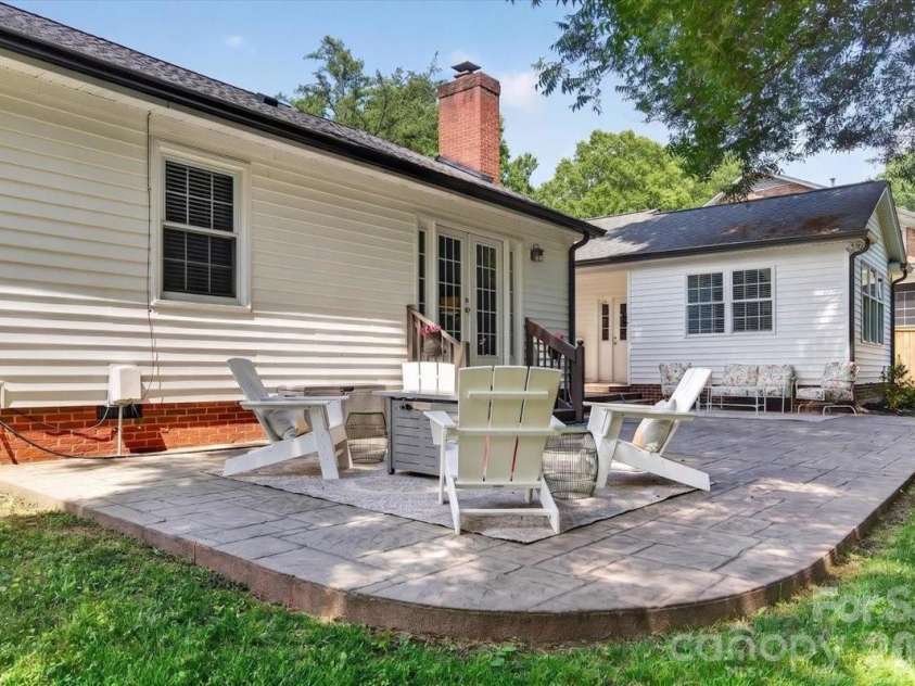 4124 Bridgewood Lane, Charlotte, NC 28226.  MLS# CAR4399322, YatesRealty ID 37252. 