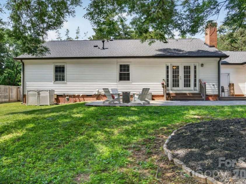 4124 Bridgewood Lane, Charlotte, NC 28226.  MLS# CAR4399322, YatesRealty ID 37252. 