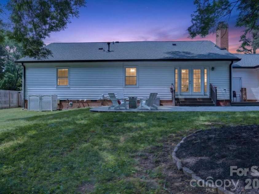 4124 Bridgewood Lane, Charlotte, NC 28226.  MLS# CAR4399322, YatesRealty ID 37252. 