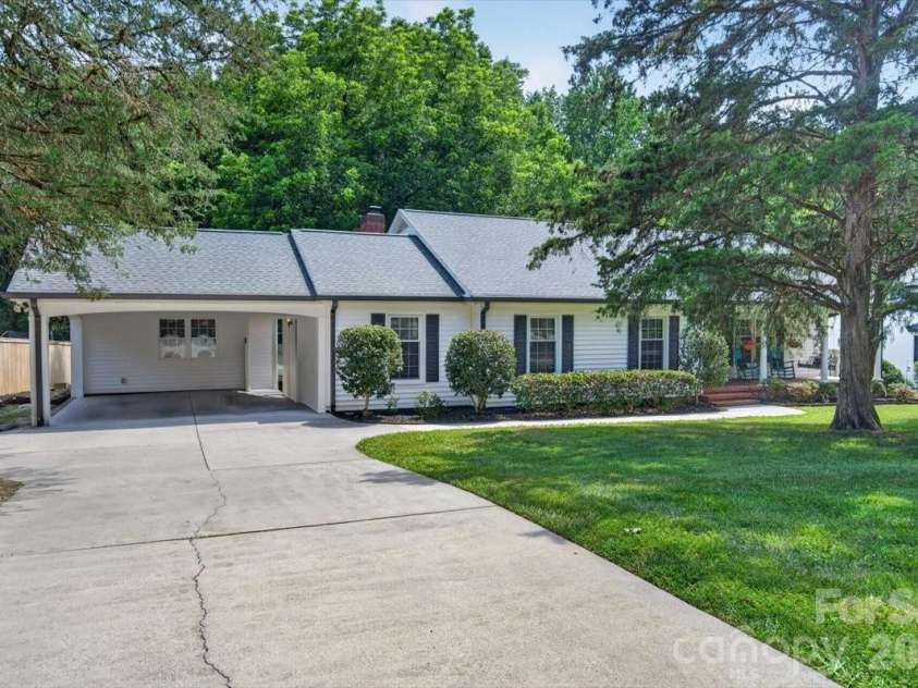 4124 Bridgewood Lane, Charlotte, NC 28226.  MLS# CAR4399322, YatesRealty ID 37252. 