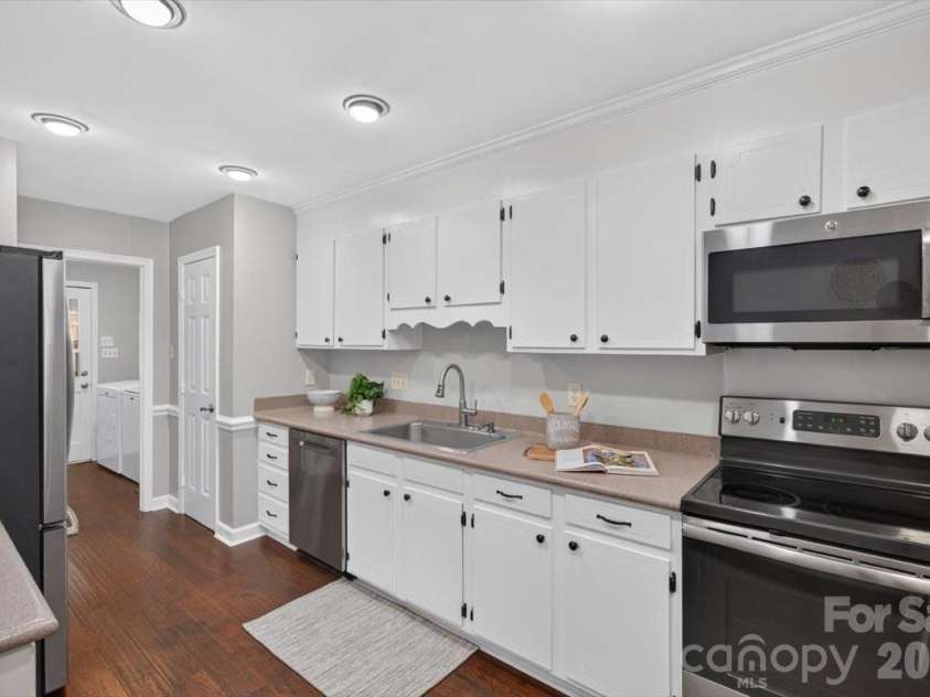 4124 Bridgewood Lane, Charlotte, NC 28226.  MLS# CAR4399322, YatesRealty ID 37252. 