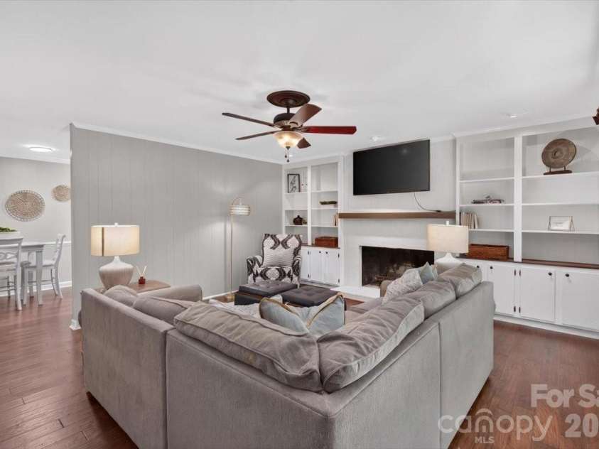 4124 Bridgewood Lane, Charlotte, NC 28226.  MLS# CAR4399322, YatesRealty ID 37252. 