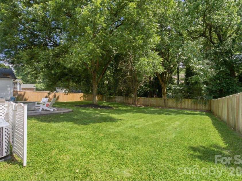 4124 Bridgewood Lane, Charlotte, NC 28226.  MLS# CAR4429421, YatesRealty ID 37252. Fenced in spacious yard