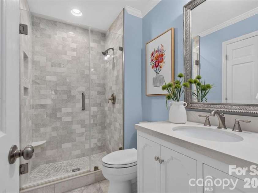 4124 Bridgewood Lane, Charlotte, NC 28226.  MLS# CAR4429421, YatesRealty ID 37252. Primary Bathroom