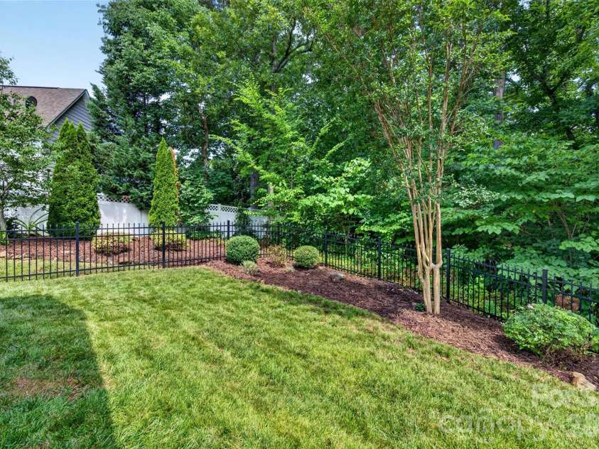 6405 Alba Rose Lane, Huntersville, NC 28078.  MLS# CAR4397325, YatesRealty ID 37262. Beautifully landscaped backyard