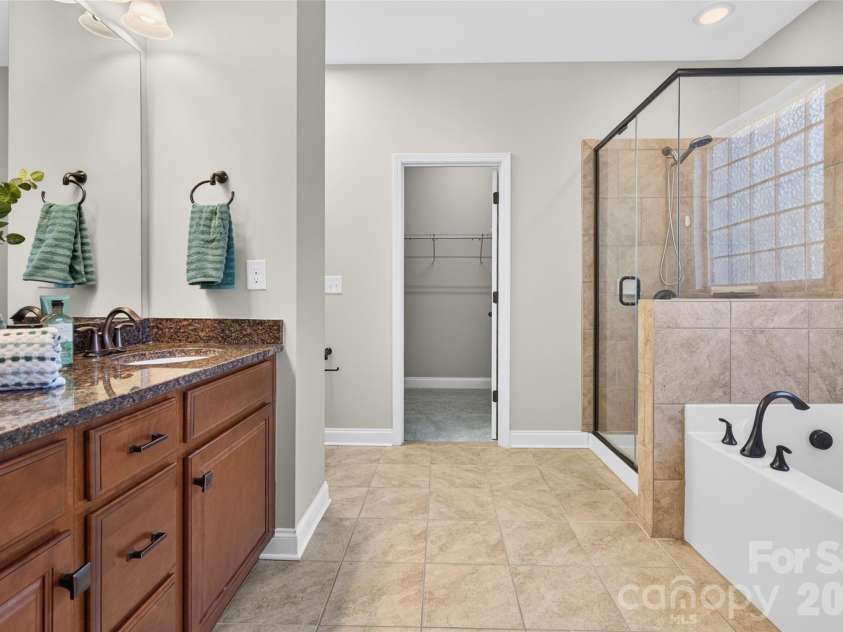 6405 Alba Rose Lane, Huntersville, NC 28078.  MLS# CAR4397325, YatesRealty ID 37262. Primary bath with soaing tub, shower and dual sinks. Walk in closet at back