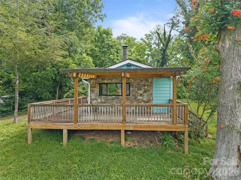 1705 Willow Road, Hendersonville, NC 28739.  MLS# CAR4399528, YatesRealty ID 37264. 