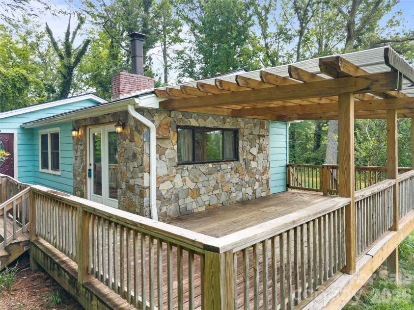 1705 Willow Road, Hendersonville, NC 28739.  MLS# CAR4399528, YatesRealty ID 37264. 