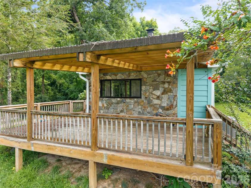 1705 Willow Road, Hendersonville, NC 28739.  MLS# CAR4399528, YatesRealty ID 37264. 