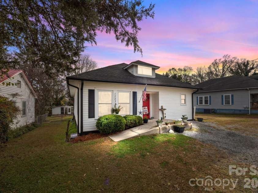 1223 Lafayette Street, Shelby, NC 28152.  MLS# CAR4373858, YatesRealty ID 3727. Welcome to 1223 S Lafayette Street