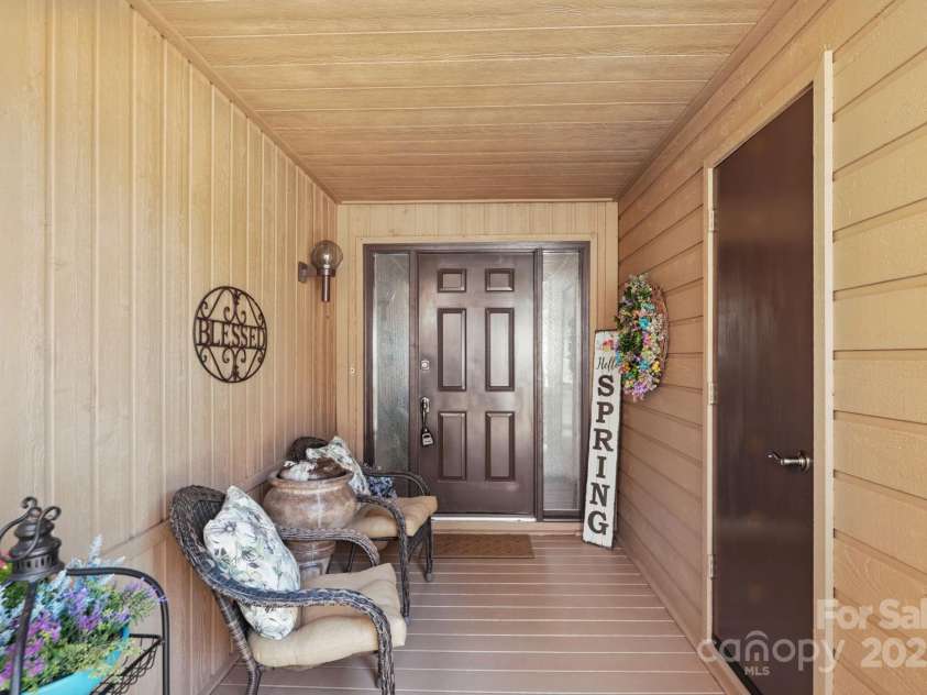 406 Live Oak Lane, Hendersonville, NC 28791.  MLS# CAR4235067, YatesRealty ID 3727. Come on in!