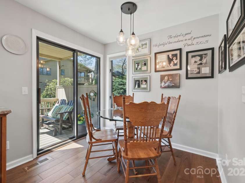 406 Live Oak Lane, Hendersonville, NC 28791.  MLS# CAR4235067, YatesRealty ID 3727. Cozy breakfast nook
