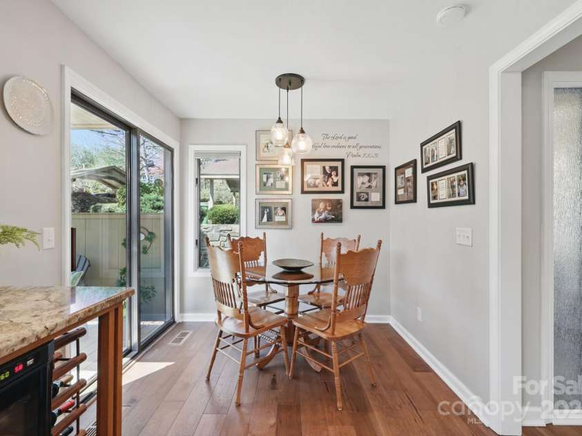 406 Live Oak Lane, Hendersonville, NC 28791.  MLS# CAR4235067, YatesRealty ID 3727. Cozy breakfast nook