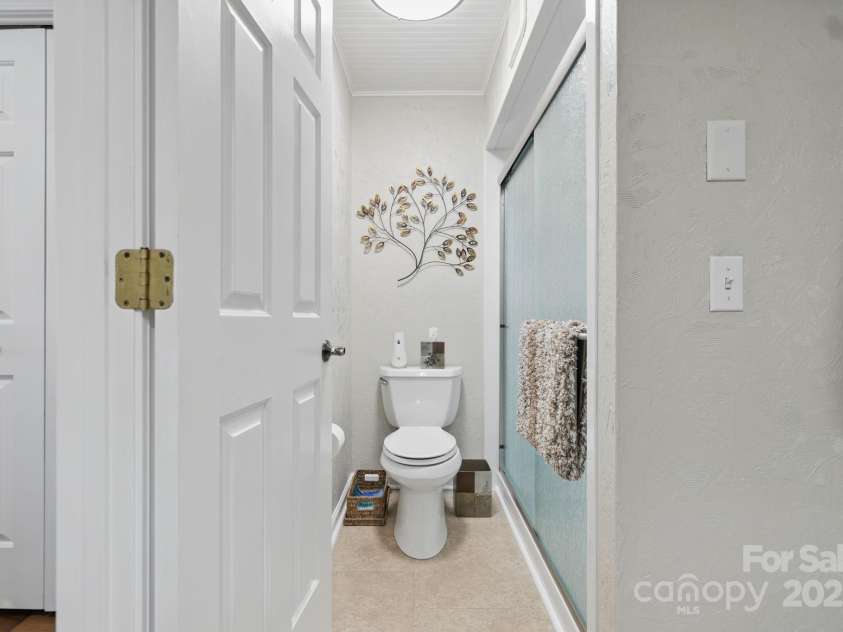 406 Live Oak Lane, Hendersonville, NC 28791.  MLS# CAR4235067, YatesRealty ID 3727. Updated en-suite bath