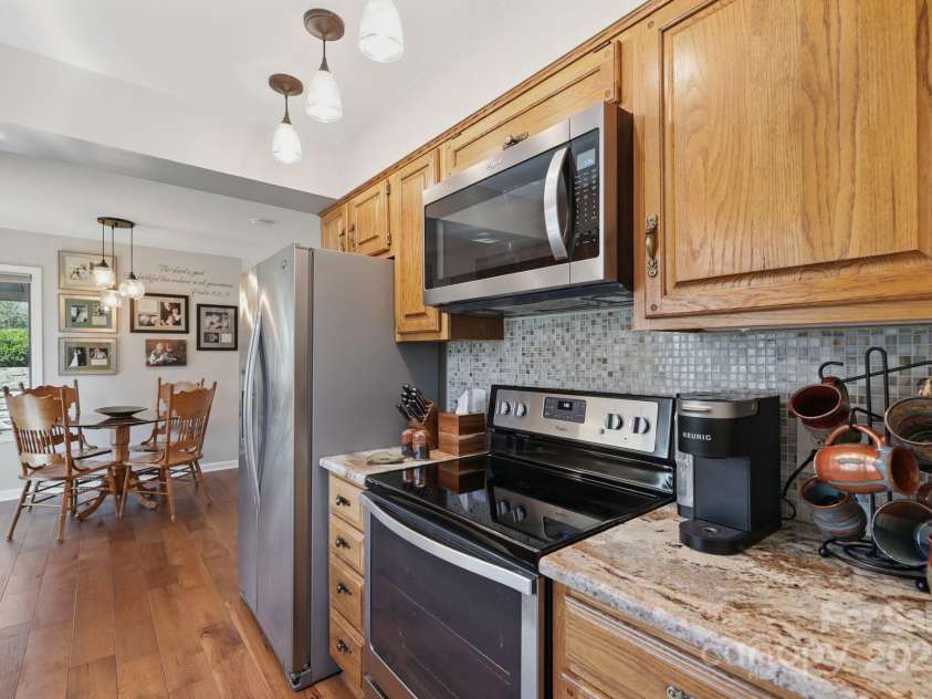 406 Live Oak Lane, Hendersonville, NC 28791.  MLS# CAR4235067, YatesRealty ID 3727. Updated kitchen
