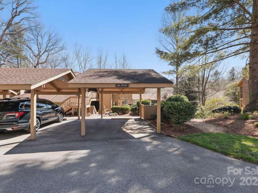 406 Live Oak Lane, Hendersonville, NC 28791.  MLS# CAR4235067, YatesRealty ID 3727. Welcome to 406 Live Oak