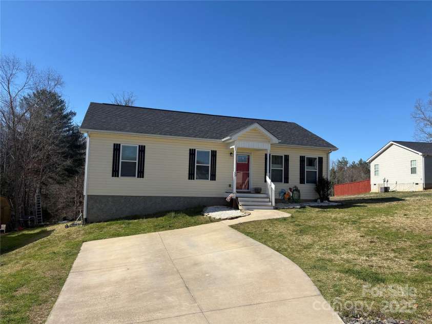 52 Restful Lane, Hickory, NC 28601.  MLS# CAR4239237, YatesRealty ID 3728. 