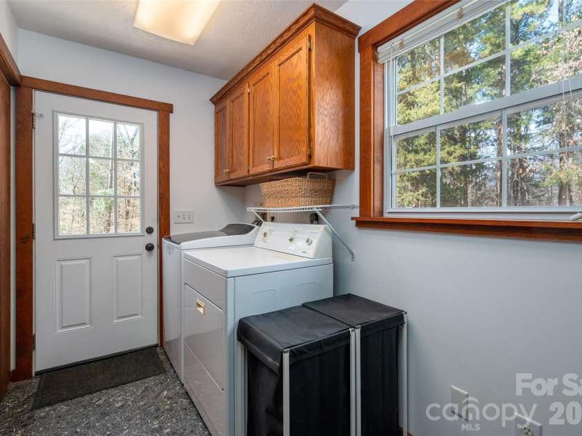 7710 Walkup Road, Waxhaw, NC 28173.  MLS# CAR4344157, YatesRealty ID 3728. Laundry/mudroom