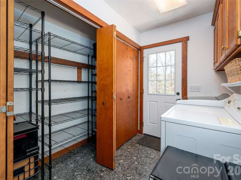 7710 Walkup Road, Waxhaw, NC 28173.  MLS# CAR4344157, YatesRealty ID 3728. Laundry/mudroom