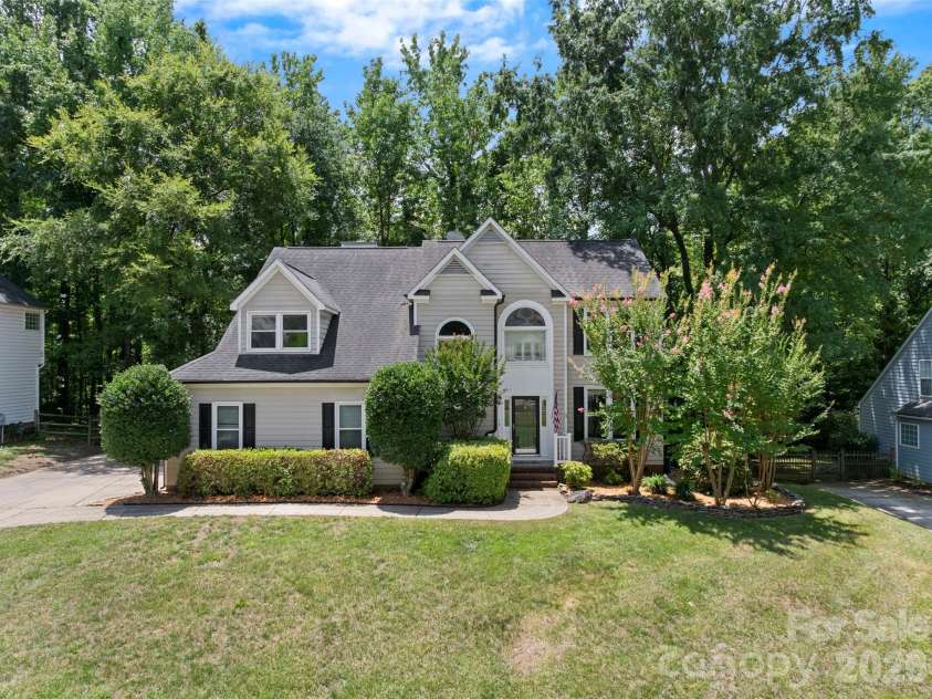 8610 Forest Shadow Circle, Cornelius, NC 28031.  MLS# CAR4401758, YatesRealty ID 37280. 