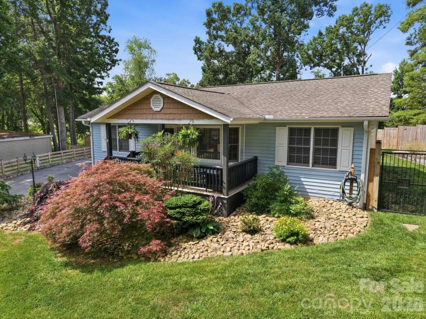 220 Bradshaw Avenue, Hendersonville, NC 28792.  MLS# CAR4400261, YatesRealty ID 37282. 