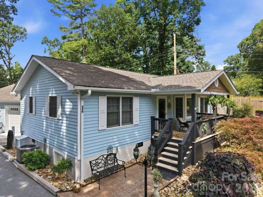 220 Bradshaw Avenue, Hendersonville, NC 28792.  MLS# CAR4400261, YatesRealty ID 37282. 