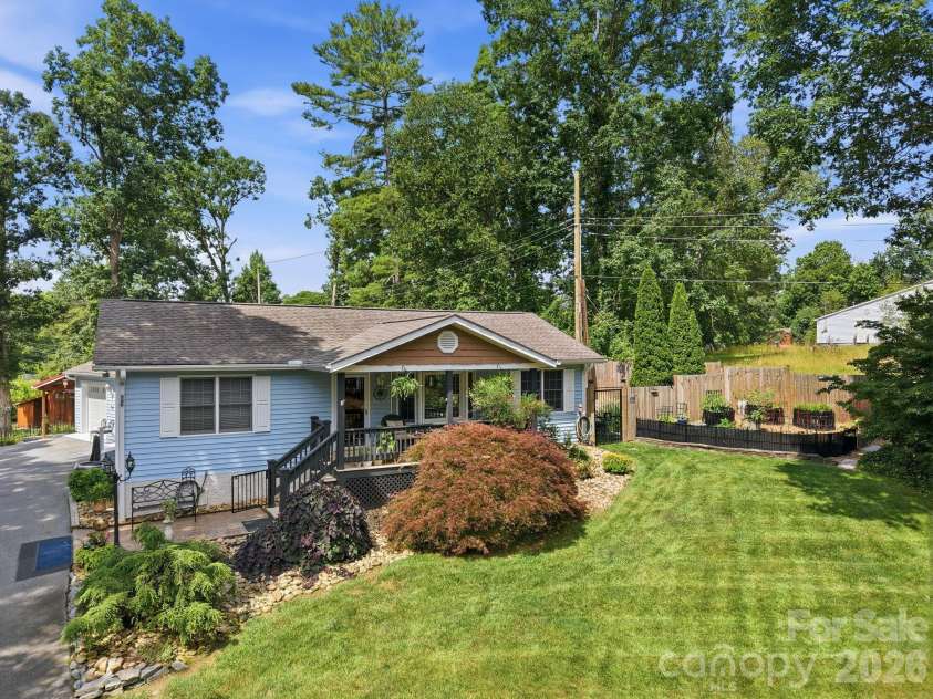 220 Bradshaw Avenue, Hendersonville, NC 28792.  MLS# CAR4400261, YatesRealty ID 37282. 