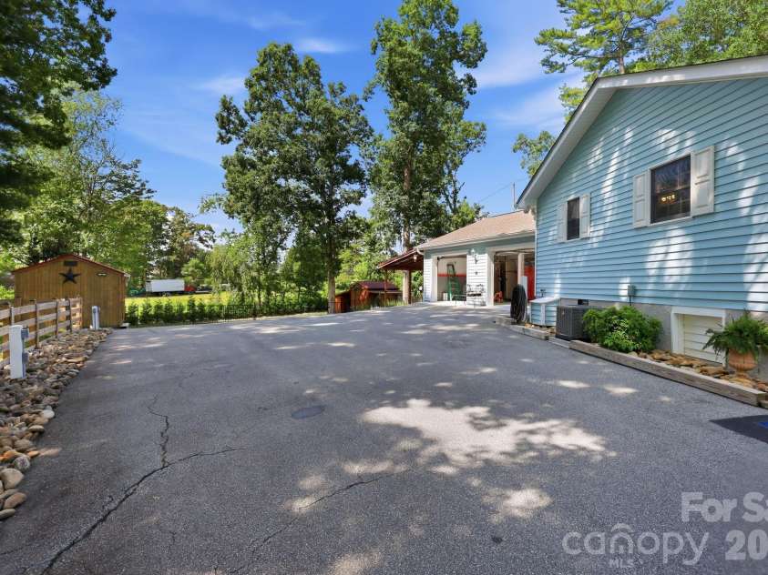 220 Bradshaw Avenue, Hendersonville, NC 28792.  MLS# CAR4400261, YatesRealty ID 37282. 