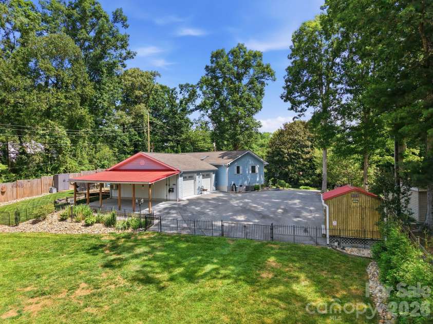 220 Bradshaw Avenue, Hendersonville, NC 28792.  MLS# CAR4400261, YatesRealty ID 37282. 