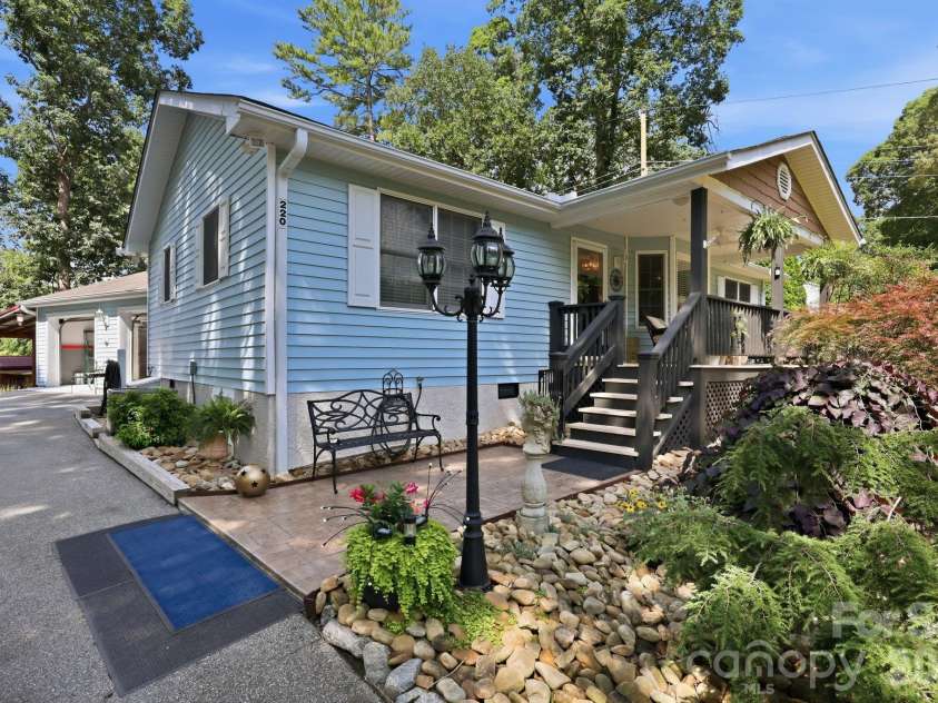 220 Bradshaw Avenue, Hendersonville, NC 28792.  MLS# CAR4400261, YatesRealty ID 37282. 
