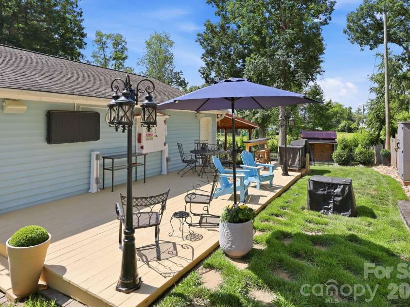 220 Bradshaw Avenue, Hendersonville, NC 28792.  MLS# CAR4400261, YatesRealty ID 37282. 