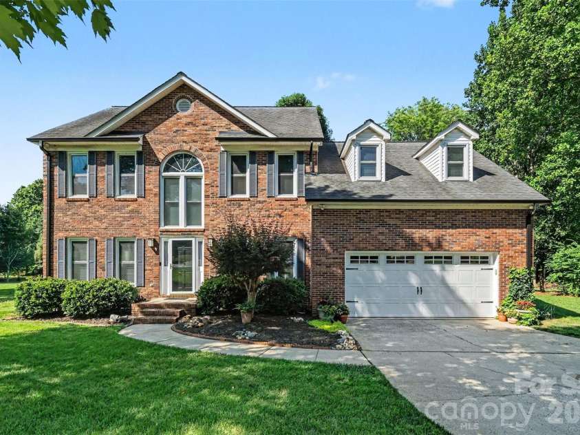 10010 Drawbridge Drive, Charlotte, NC 28215.  MLS# CAR4404404, YatesRealty ID 37288. 