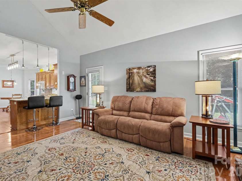 10010 Drawbridge Drive, Charlotte, NC 28215.  MLS# CAR4404404, YatesRealty ID 37288. 
