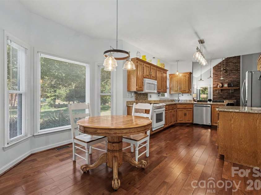 10010 Drawbridge Drive, Charlotte, NC 28215.  MLS# CAR4404404, YatesRealty ID 37288. 