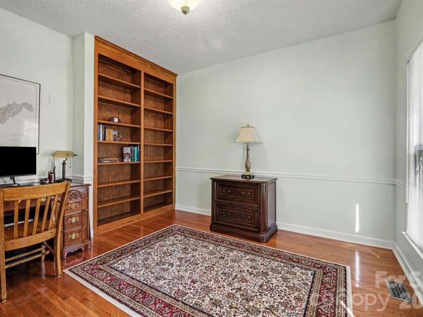 10010 Drawbridge Drive, Charlotte, NC 28215.  MLS# CAR4404404, YatesRealty ID 37288. 