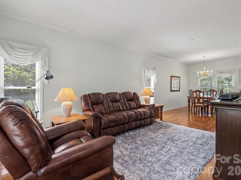10010 Drawbridge Drive, Charlotte, NC 28215.  MLS# CAR4404404, YatesRealty ID 37288. 