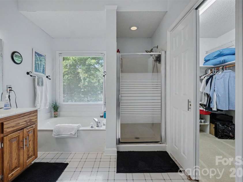 10010 Drawbridge Drive, Charlotte, NC 28215.  MLS# CAR4404404, YatesRealty ID 37288. 