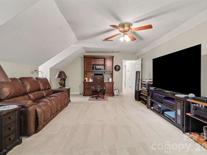 10010 Drawbridge Drive, Charlotte, NC 28215.  MLS# CAR4404404, YatesRealty ID 37288. 