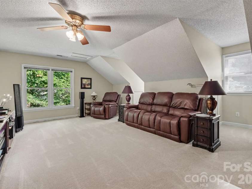 10010 Drawbridge Drive, Charlotte, NC 28215.  MLS# CAR4404404, YatesRealty ID 37288. 