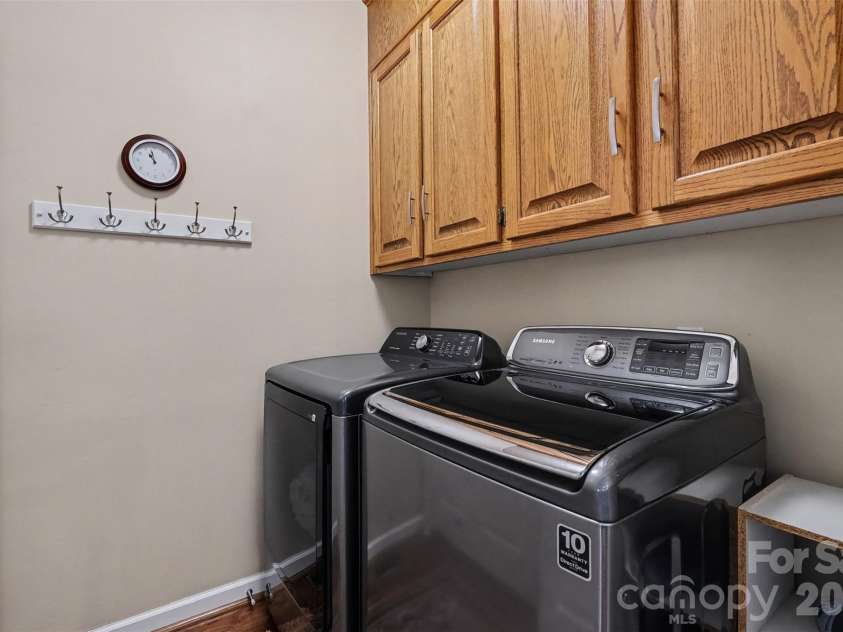 10010 Drawbridge Drive, Charlotte, NC 28215.  MLS# CAR4404404, YatesRealty ID 37288. 