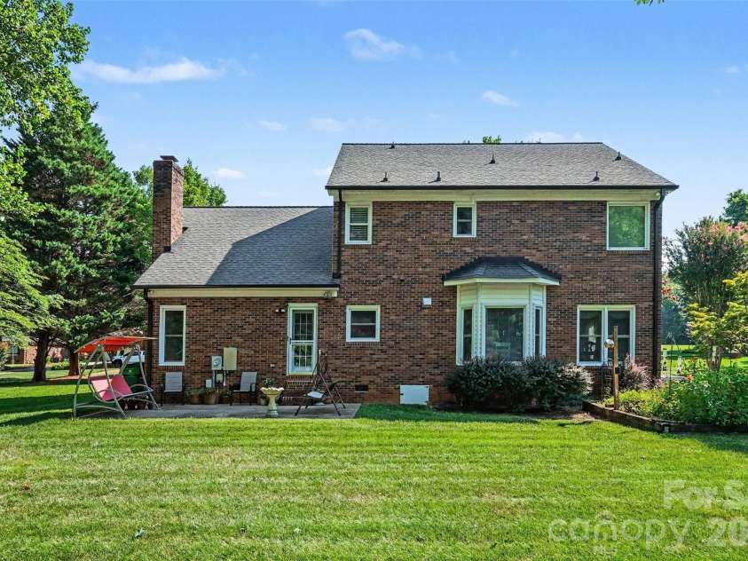 10010 Drawbridge Drive, Charlotte, NC 28215.  MLS# CAR4404404, YatesRealty ID 37288. 