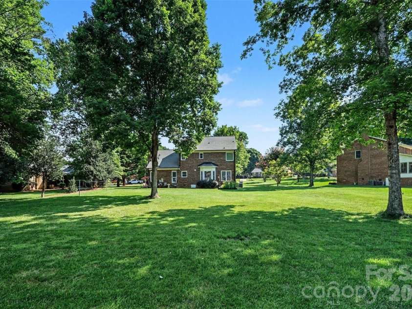 10010 Drawbridge Drive, Charlotte, NC 28215.  MLS# CAR4404404, YatesRealty ID 37288. 