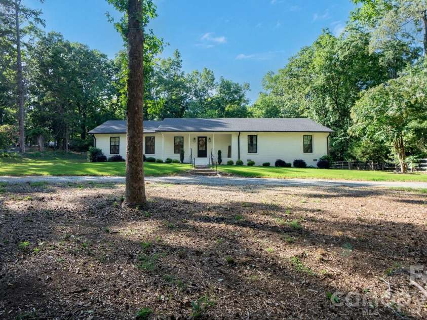 215 Ridgewood Drive, Monroe, NC 28112.  MLS# CAR4401158, YatesRealty ID 37289. 