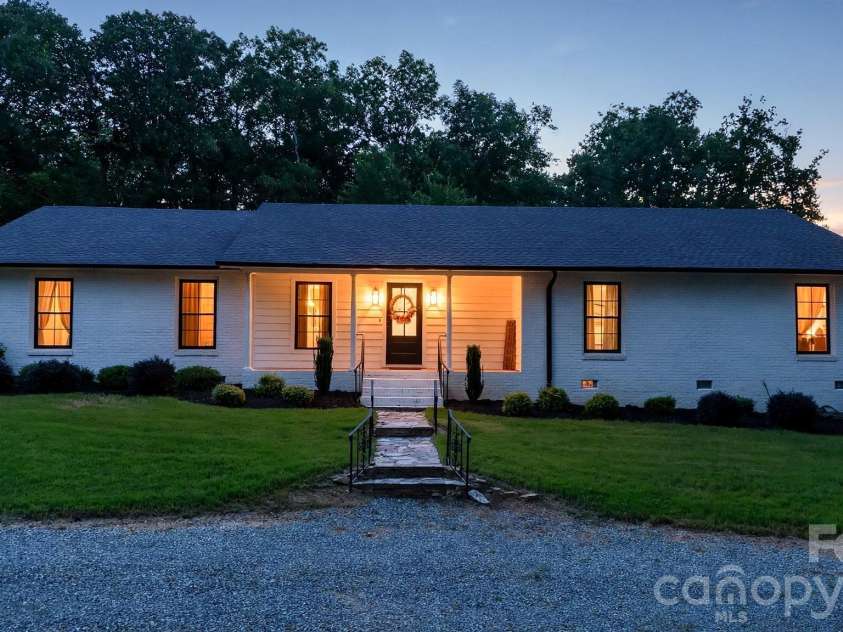 215 Ridgewood Drive, Monroe, NC 28112.  MLS# CAR4401158, YatesRealty ID 37289. 