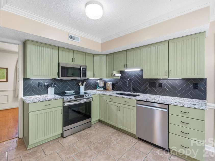 6421 Whitewater Drive, Charlotte, NC 28214.  MLS# CAR4399333, YatesRealty ID 37292. 