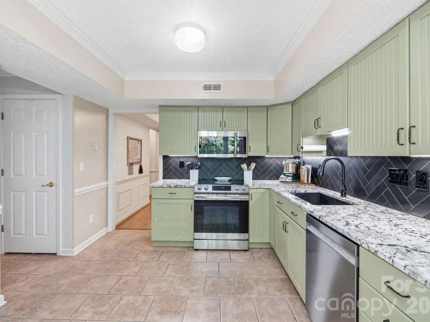 6421 Whitewater Drive, Charlotte, NC 28214.  MLS# CAR4399333, YatesRealty ID 37292. 