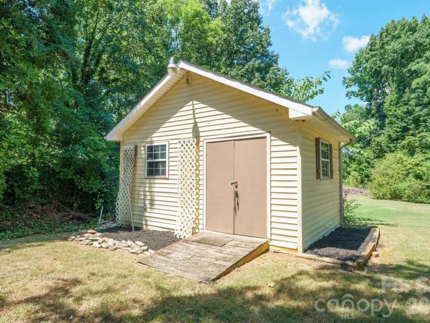 6421 Whitewater Drive, Charlotte, NC 28214.  MLS# CAR4399333, YatesRealty ID 37292. 
